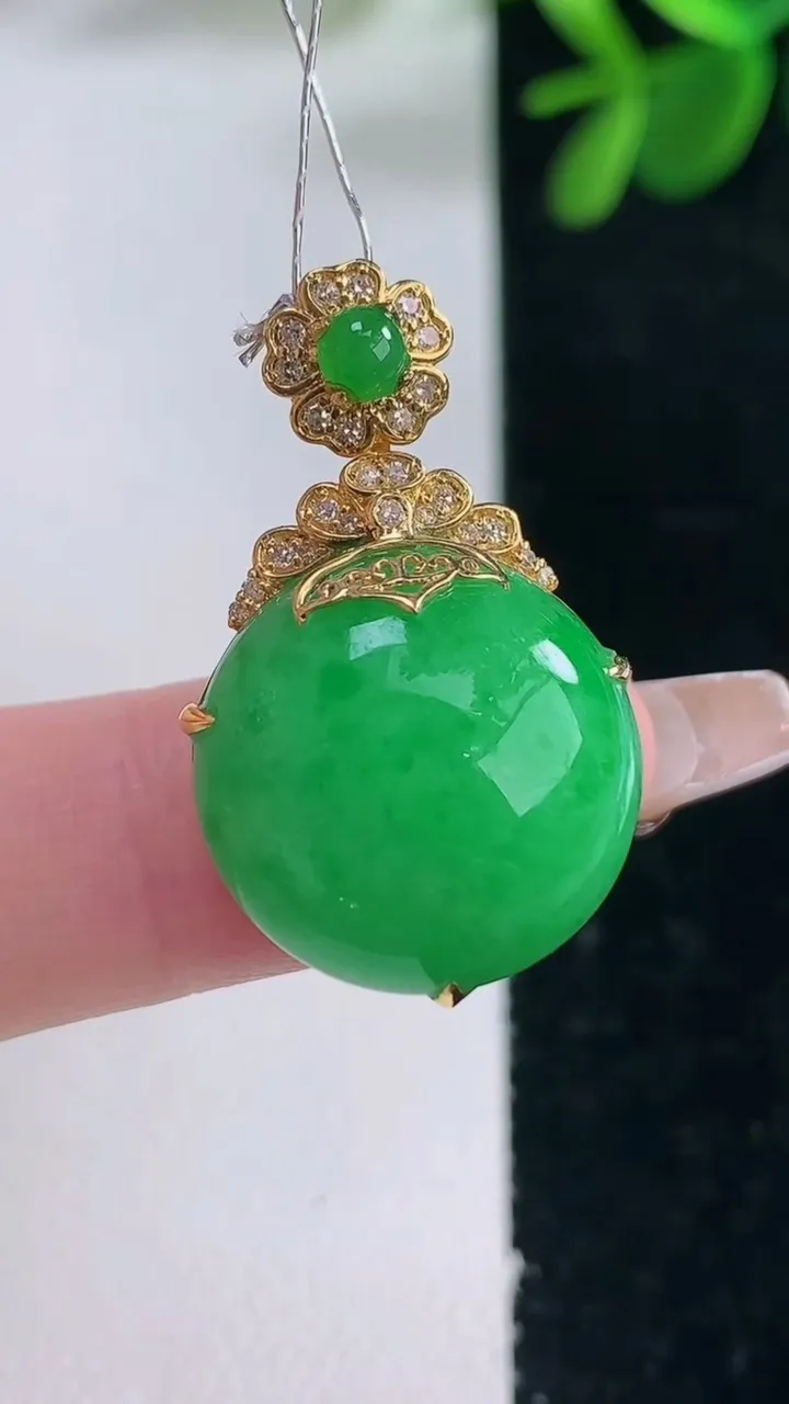 天然A货翡翠蛋面吊坠，尺寸28.5-17.4-8.7，重量:6.06g
12月26日