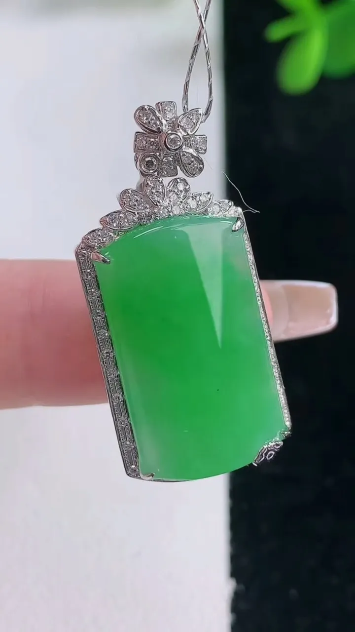 天然A货翡翠无事牌吊坠，尺寸31.3-14.6-8.2，裸石21-12.5重量:3.98g
12月2