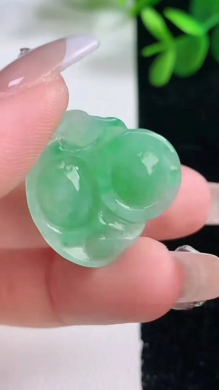 天然A货翡翠佛公吊坠，尺寸24-24.3-6.9，重量:5.02g
12月26日