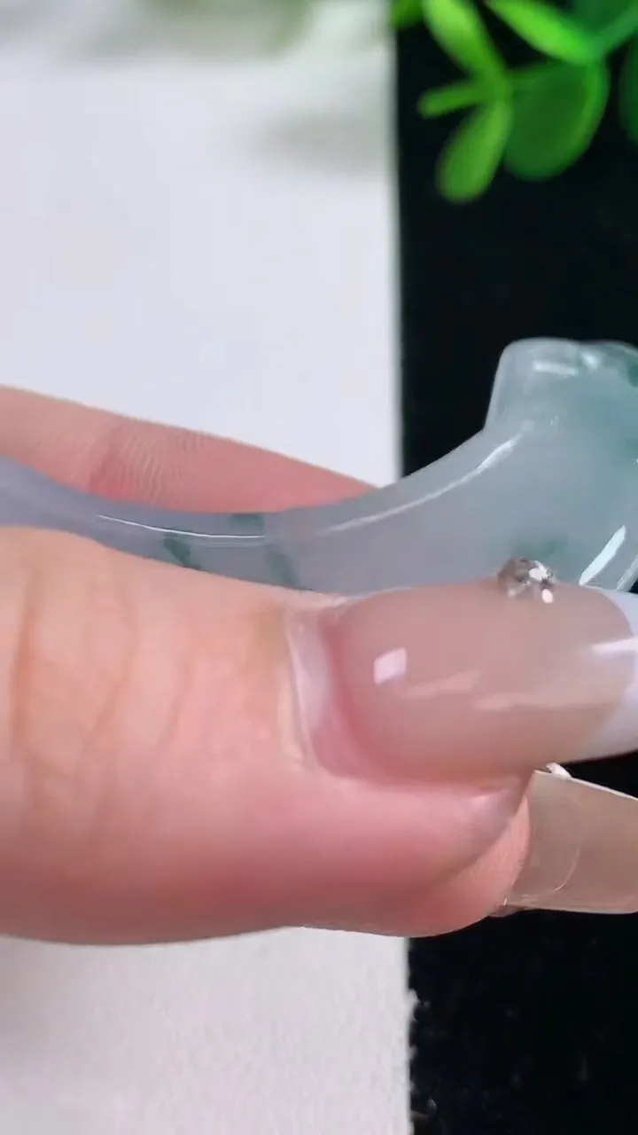 天然A货翡翠冰种飘花如意锁吊坠，尺寸53.4-15.2-6.4，重量:18.44g
12月26日