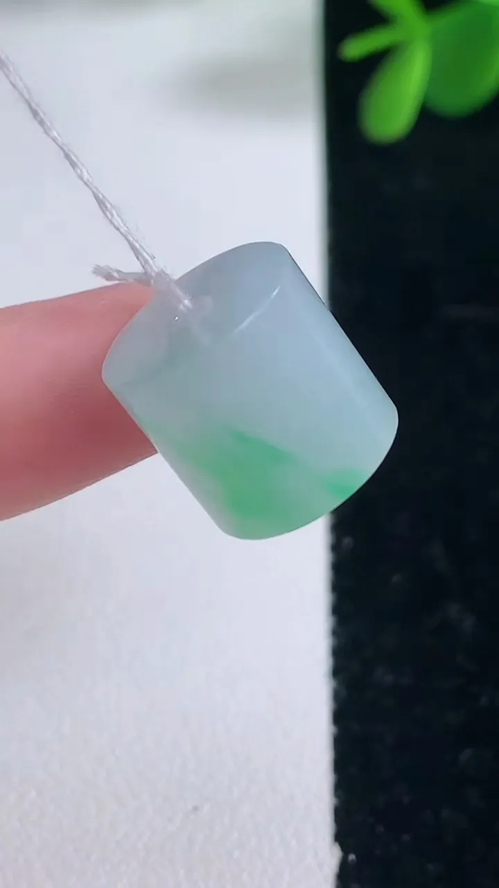 天然A货翡翠路路通吊坠，尺寸12.6-12.8，重量:5.79g
12月26日