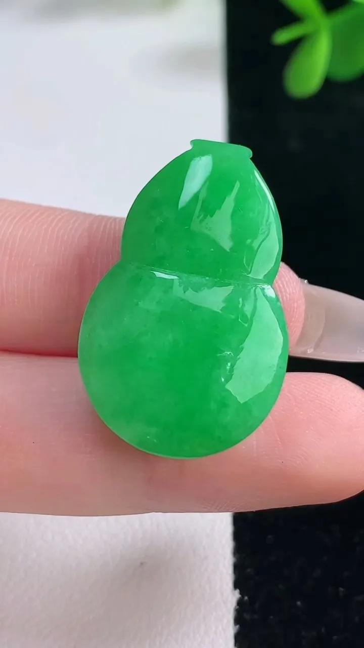 天然A货翡翠葫芦镶嵌件，尺寸30.2-19.2-8.9，重量:8.33g
12月26日