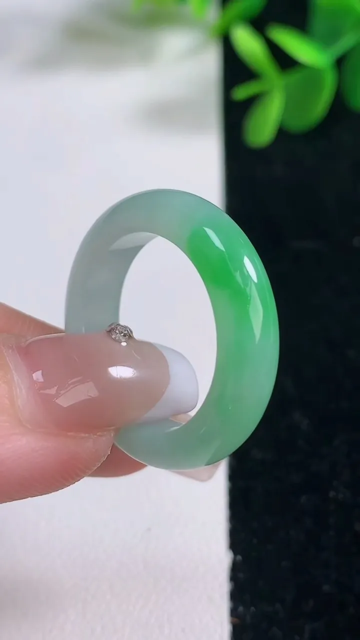 天然A货翡翠指环戒指，尺寸19.5-5.6-3.7，重量:5.19g2025年12月26日
工厂直销收藏佳品,种好水足，色泽均匀，有种有色，上手高大气！