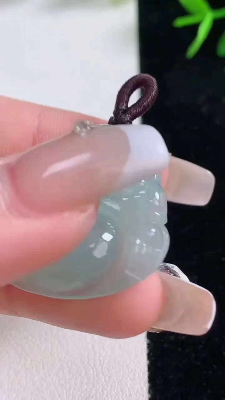 天然A货翡翠佛公吊坠，尺寸29.8-32-6.5，重量:9.40g
12月26日