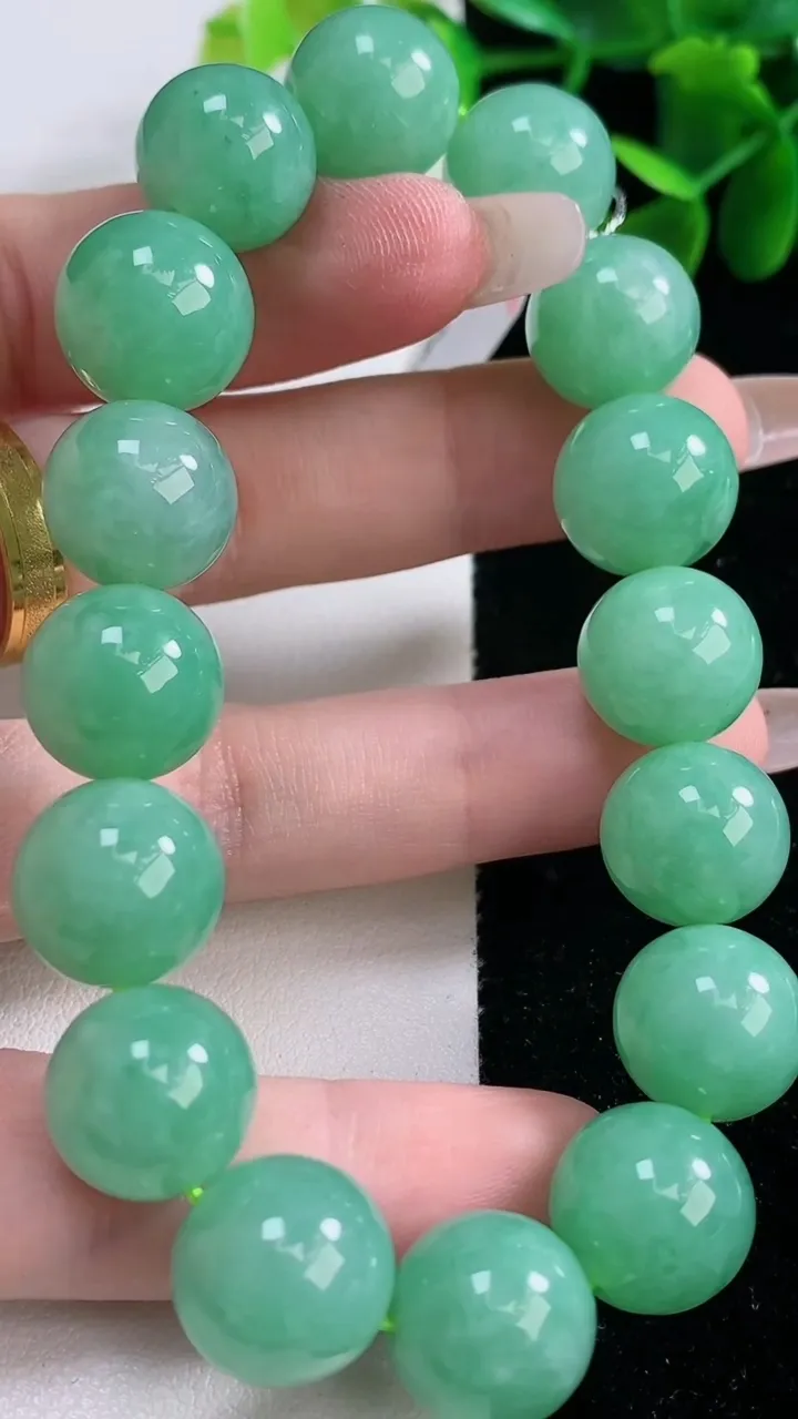 天然A货翡翠圆珠手串，尺寸13-16颗，重量:62.88g12月26日
工厂直销收藏佳品,种好水足，色泽均匀，有种有色，上手高大气！