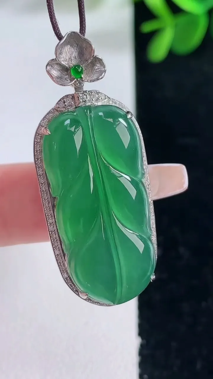 天然A货翡翠金枝玉叶 叶子吊坠，尺寸41-16.3-8.2，裸石29.3-14重量:6.68g
12