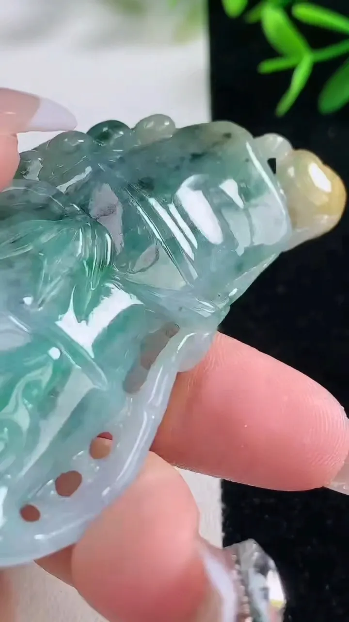 天然A货翡翠飘花节节高升 竹节吊坠，尺寸70.2-37-11.3，重量:46.29g
12月26日