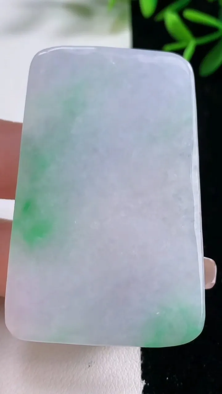 天然A货翡翠山水牌吊坠，尺寸56.7-37-6.2，重量:31.97g
12月26日