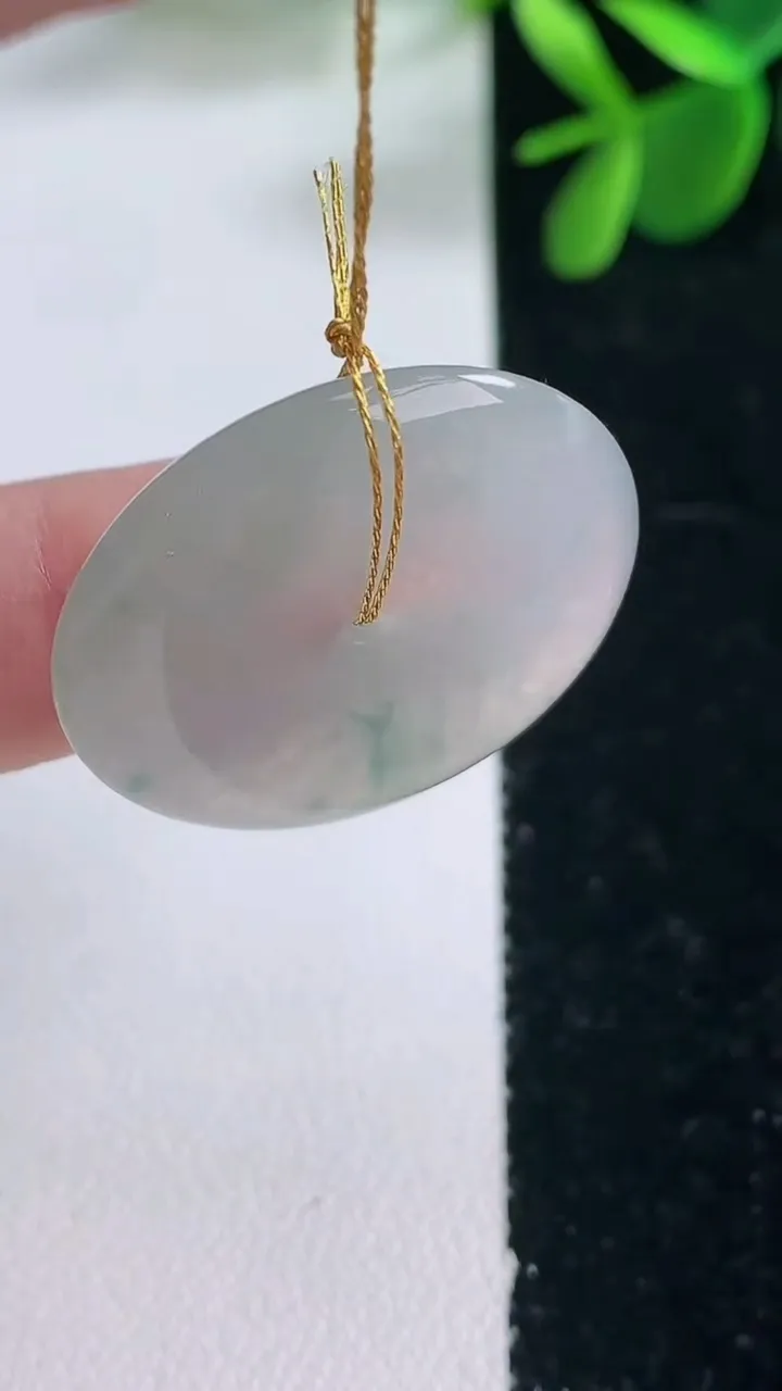 天然A货翡翠冰种飘花平安扣吊坠，尺寸27.5-5.2，重量:10.30g
12月26日