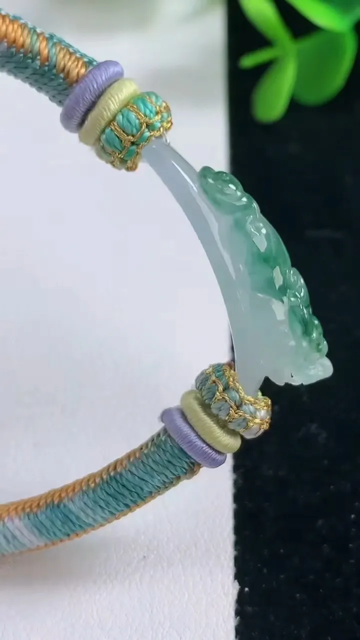 天然A货翡翠冰种飘花貔貅手牌，尺寸29.8-9-13.4，重量:14.52g
12月26日