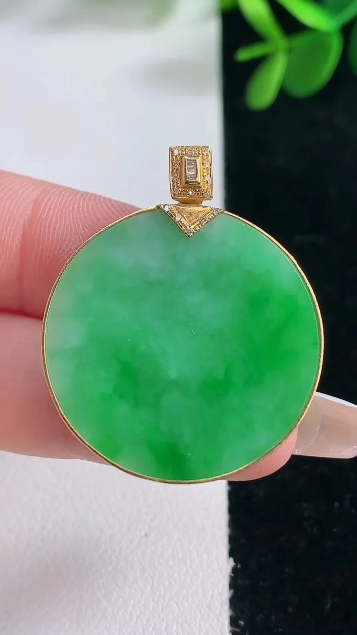 天然A货翡翠无事牌吊坠，尺寸28.5-3.8，重量:9.21g
12月26日