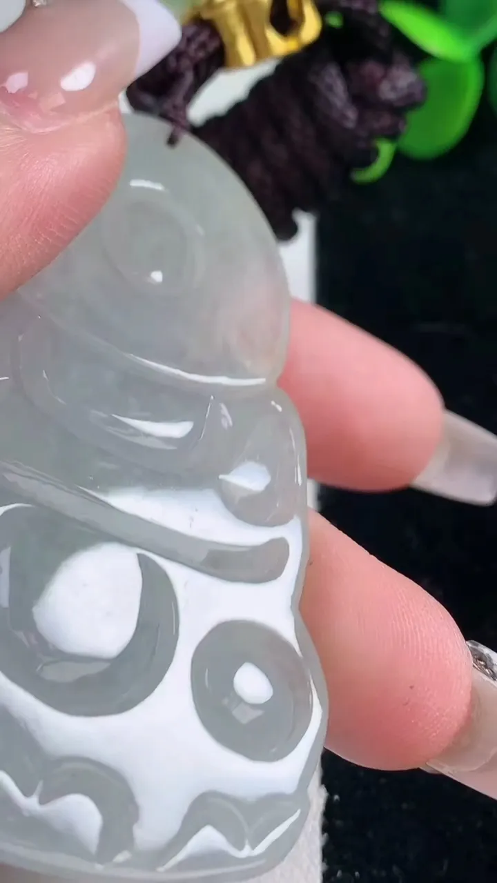 天然A货翡翠观音菩萨吊坠，尺寸65.6-39-6.2，重量:33.03g
12月26日