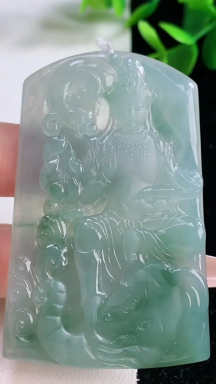 天然A货翡翠普贤菩萨吊坠，尺寸65.8-41.8-4.9，重量:32.82g
12月26日