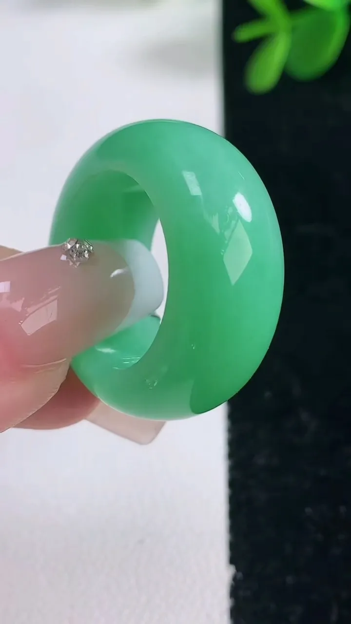 天然A货翡翠指环扳指，尺寸17.6-11-5，重量:12.07g2025年12月26日
工厂直销收藏佳品,种好水足，色泽均匀，有种有色，上手高大气！