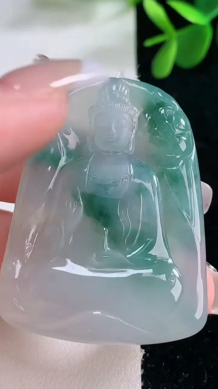 天然A货翡翠冰种飘花观音菩萨吊坠，尺寸47.2-35.4-5.4，重量:20.84g
12月26日