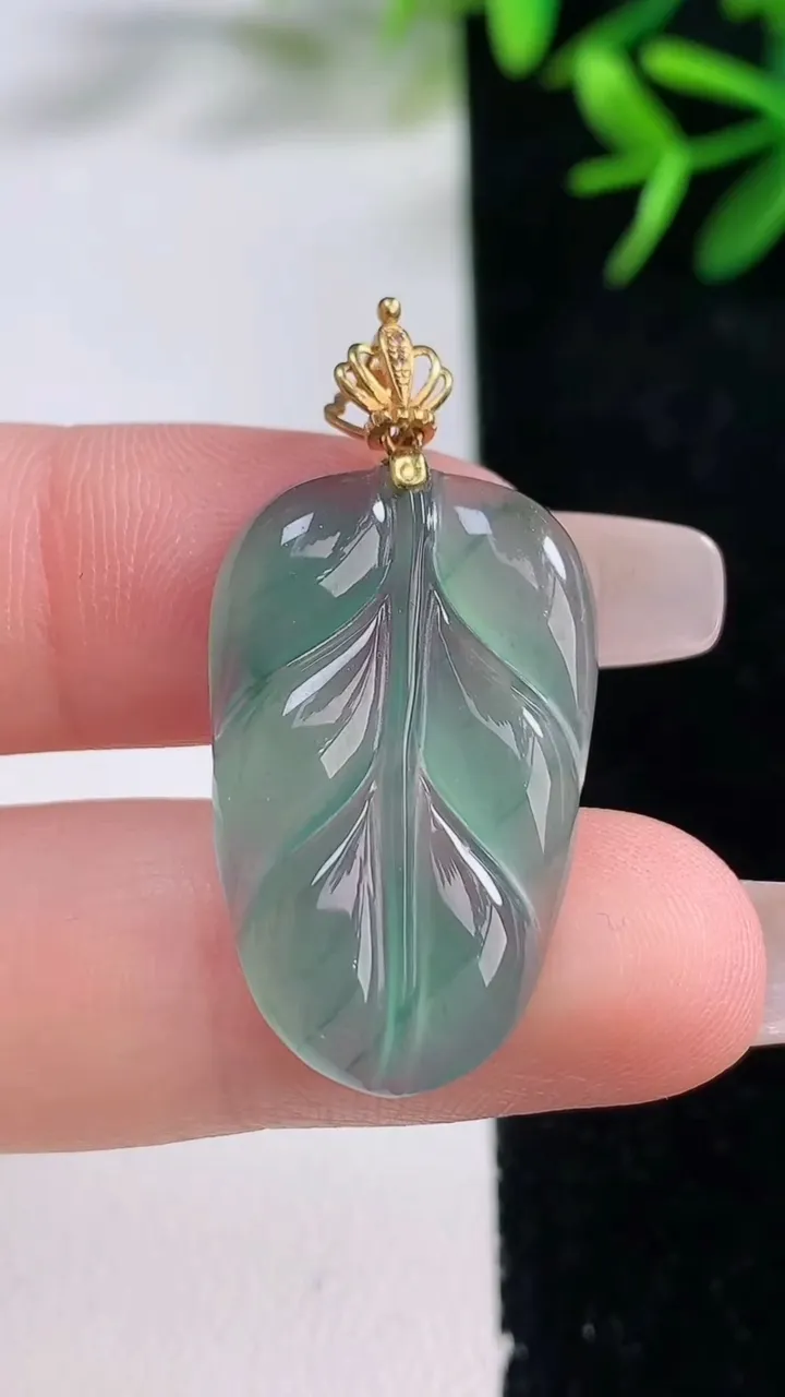 天然A货翡翠18K金蓝水金枝玉叶 叶子吊坠，尺寸27.2-17-2.9，重量:3.31g
12月26