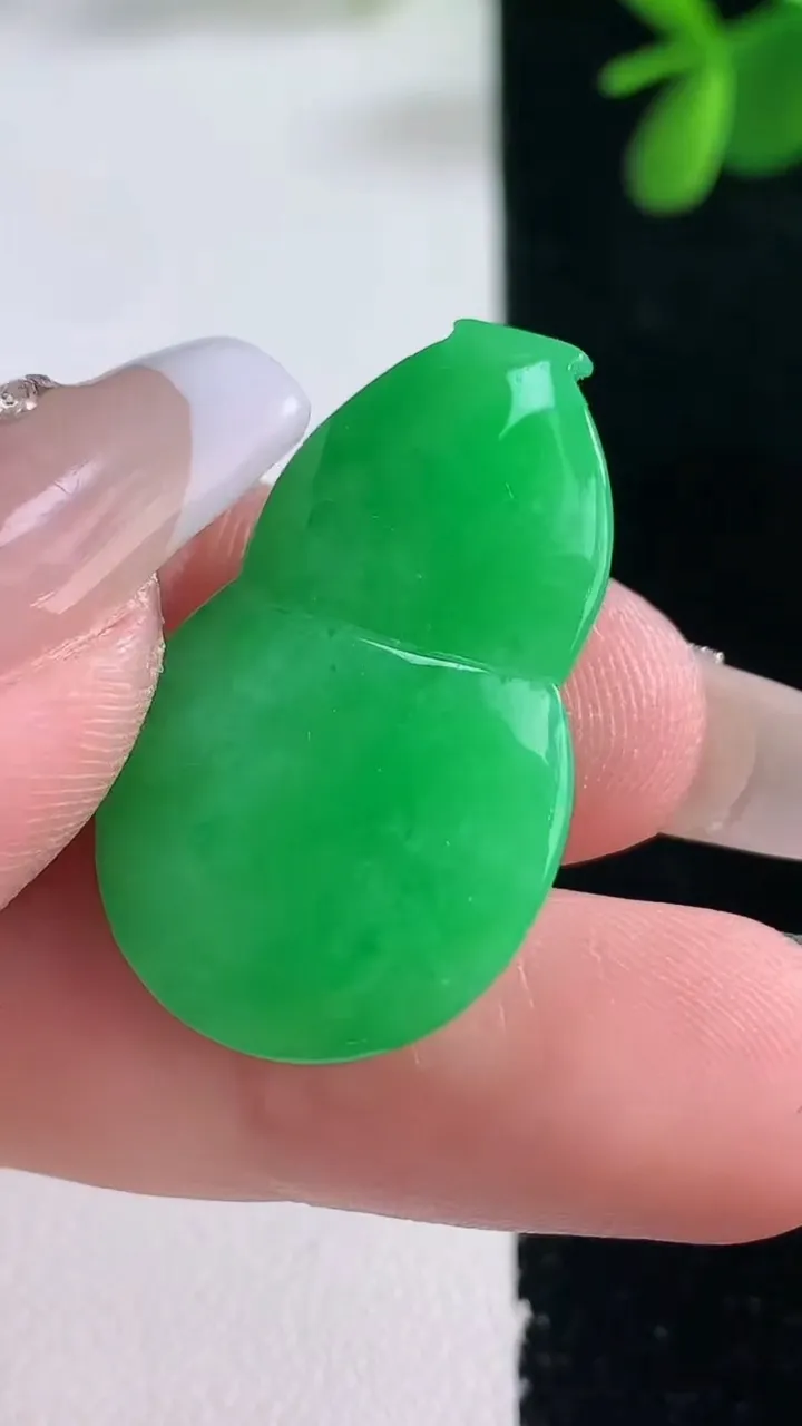 天然A货翡翠葫芦镶嵌件，尺寸30.2-19.2-8.9，重量:8.33g
12月26日