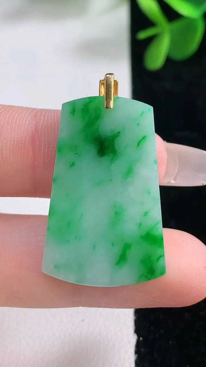 天然A货翡翠无事牌吊坠，尺寸30.6-19.7-2.4，重量:4.61g
12月26日