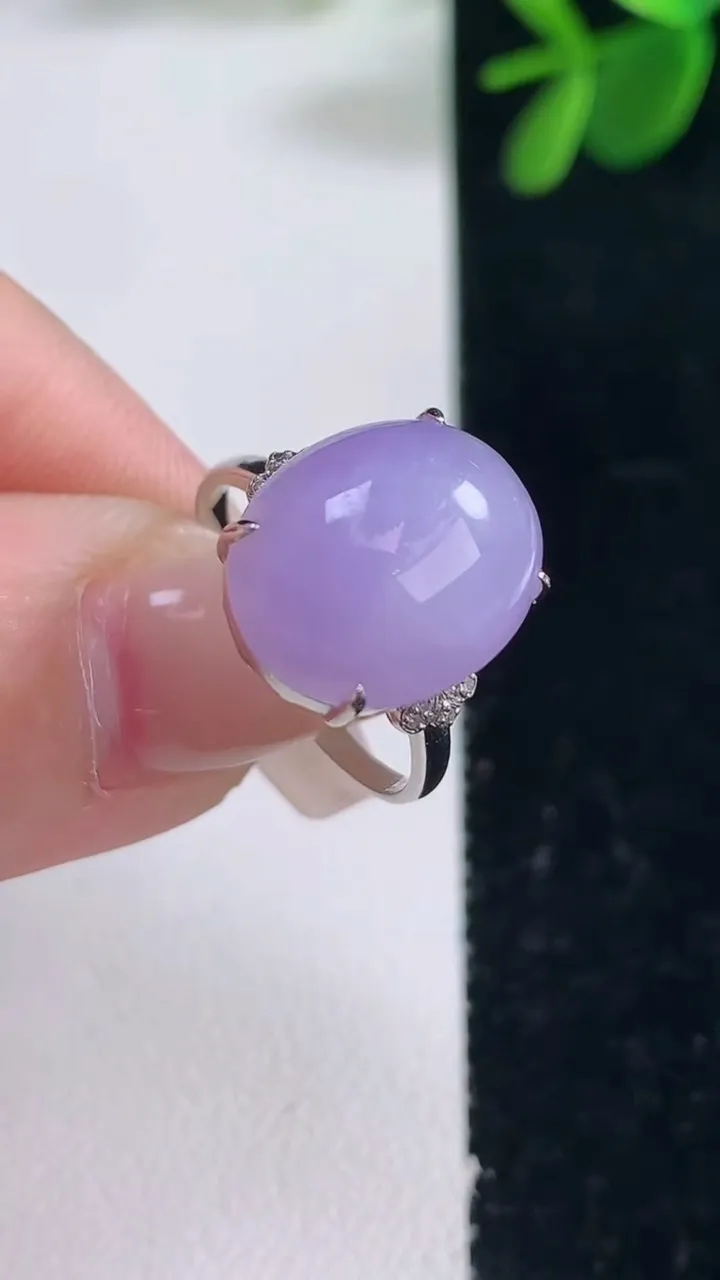 天然A货翡翠18K金紫罗兰蛋面戒指，尺寸17.3-14.6-11.5-8.6，重量:3.80g2025年12月26日
工厂直销收藏佳品,种好水足，色泽均匀，有种有色，上手高大气！
