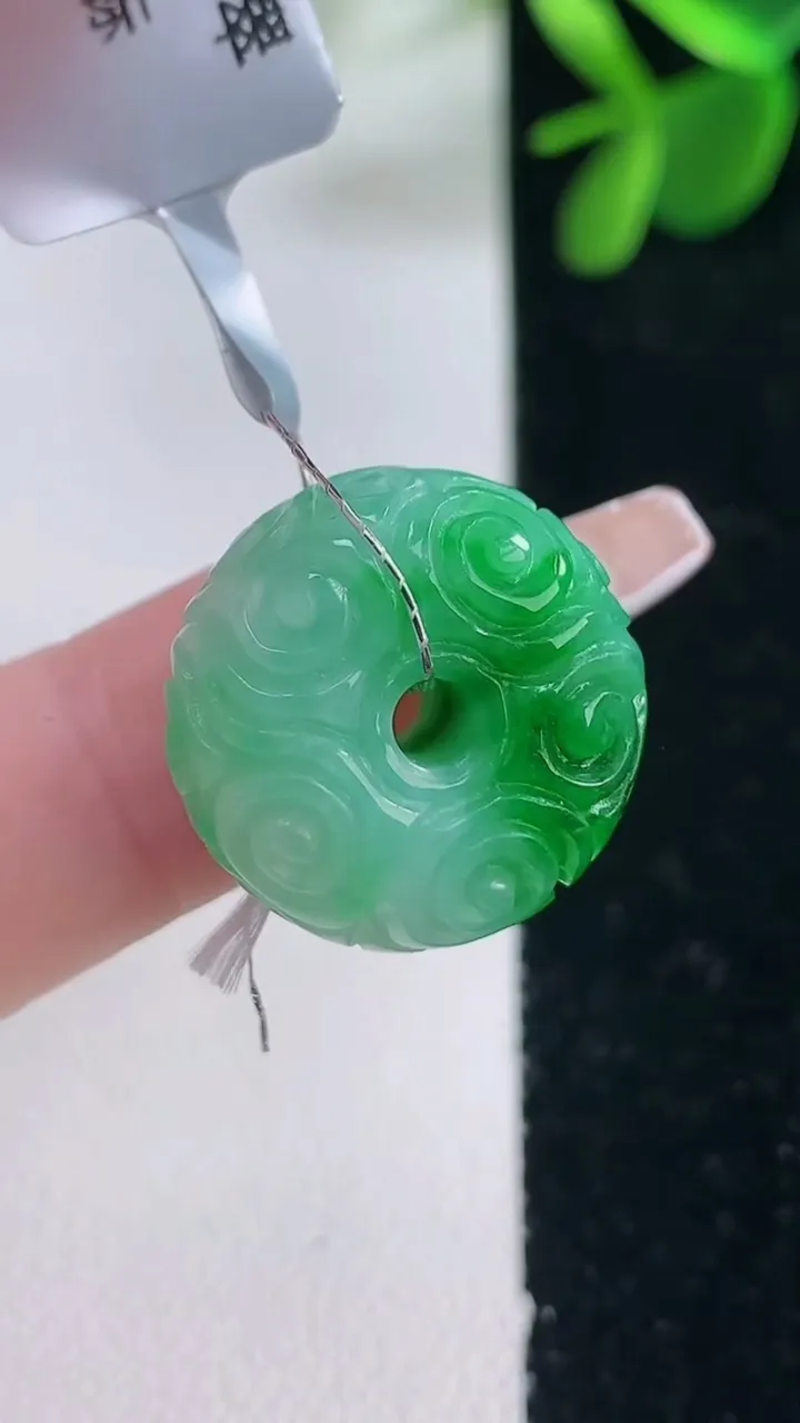 天然A货翡翠雕花路路通吊坠，尺寸18.5-11.4，重量:7.67g
12月26日