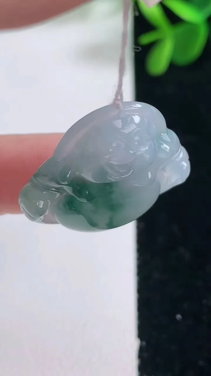 天然A货翡翠飘花佛公吊坠，尺寸25.4-26.8-5.8，重量:6.11g
12月26日