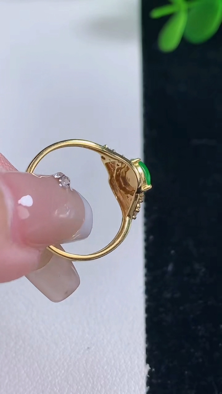 天然A货翡翠葫芦戒指，尺寸17.2-6.3-5.5-4.3，重量:1.28g2025年12月26日
工厂直销收藏佳品,种好水足，色泽均匀，有种有色，上手高大气！