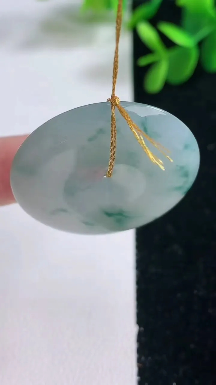 天然A货翡翠冰种飘花平安扣吊坠，尺寸33-6，重量:13.18g
12月26日