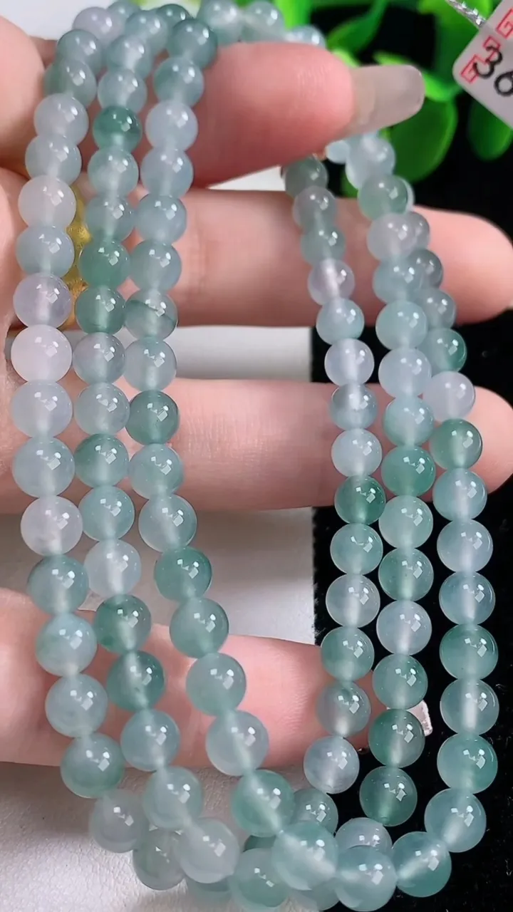 天然A货翡翠冰种飘花圆珠项链，尺寸5.3-120颗，重量:36.08g
12月26日