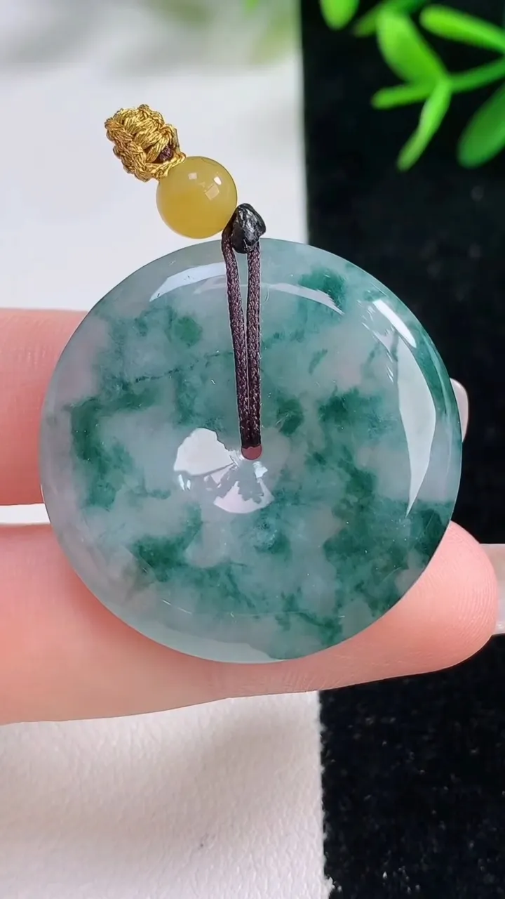 天然A货翡翠飘花平安扣吊坠，尺寸32.4-5.7，重量:13.48g
12月26日