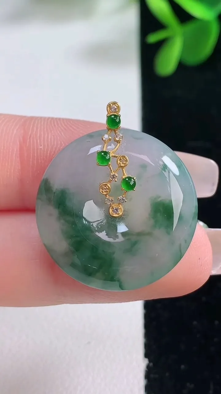 天然A货翡翠种飘花平安扣吊坠，尺寸23.7-5.7，重量:6.65g
12月26日