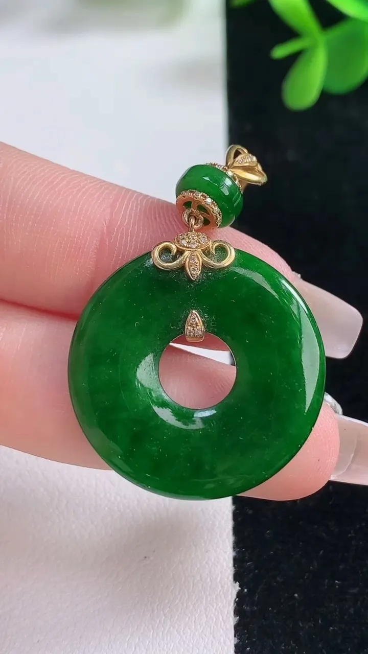 天然A货翡翠平安环吊坠，尺寸26.6-3，重量:6.27g
12月26日