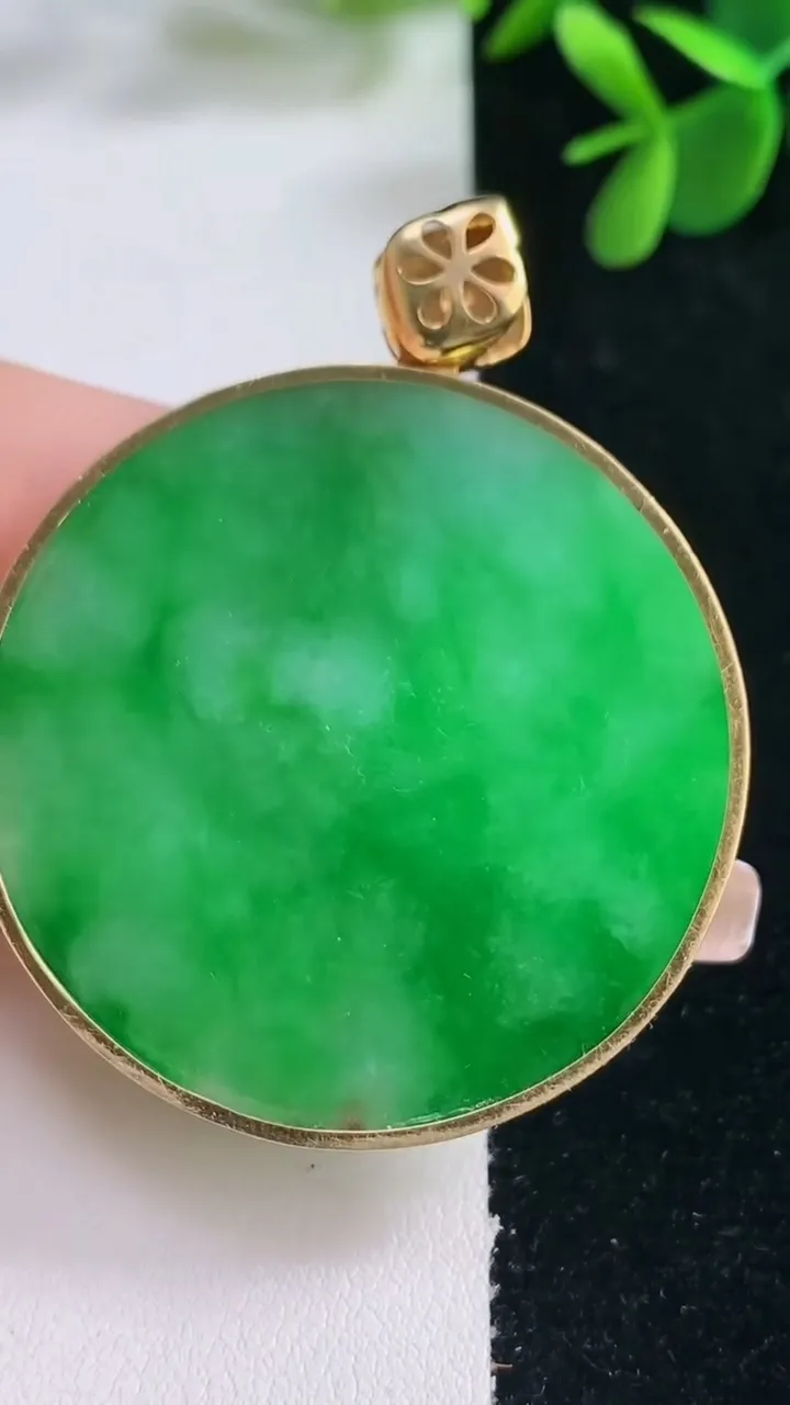 天然A货翡翠无事牌吊坠，尺寸45-3.5，重量:24.36g
12月26日