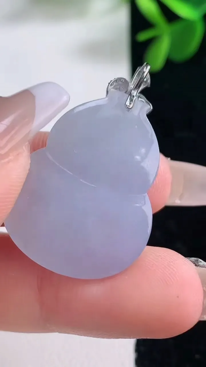 天然A货翡翠18K金紫罗兰葫芦吊坠，尺寸29.3-22.4-7.8，重量:8.32g
12月26日