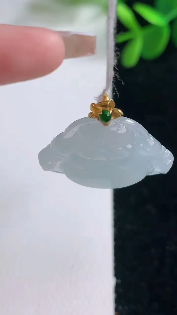 天然A货翡翠种白冰佛公吊坠，尺寸19-25-5，重量:3.81g
12月26日