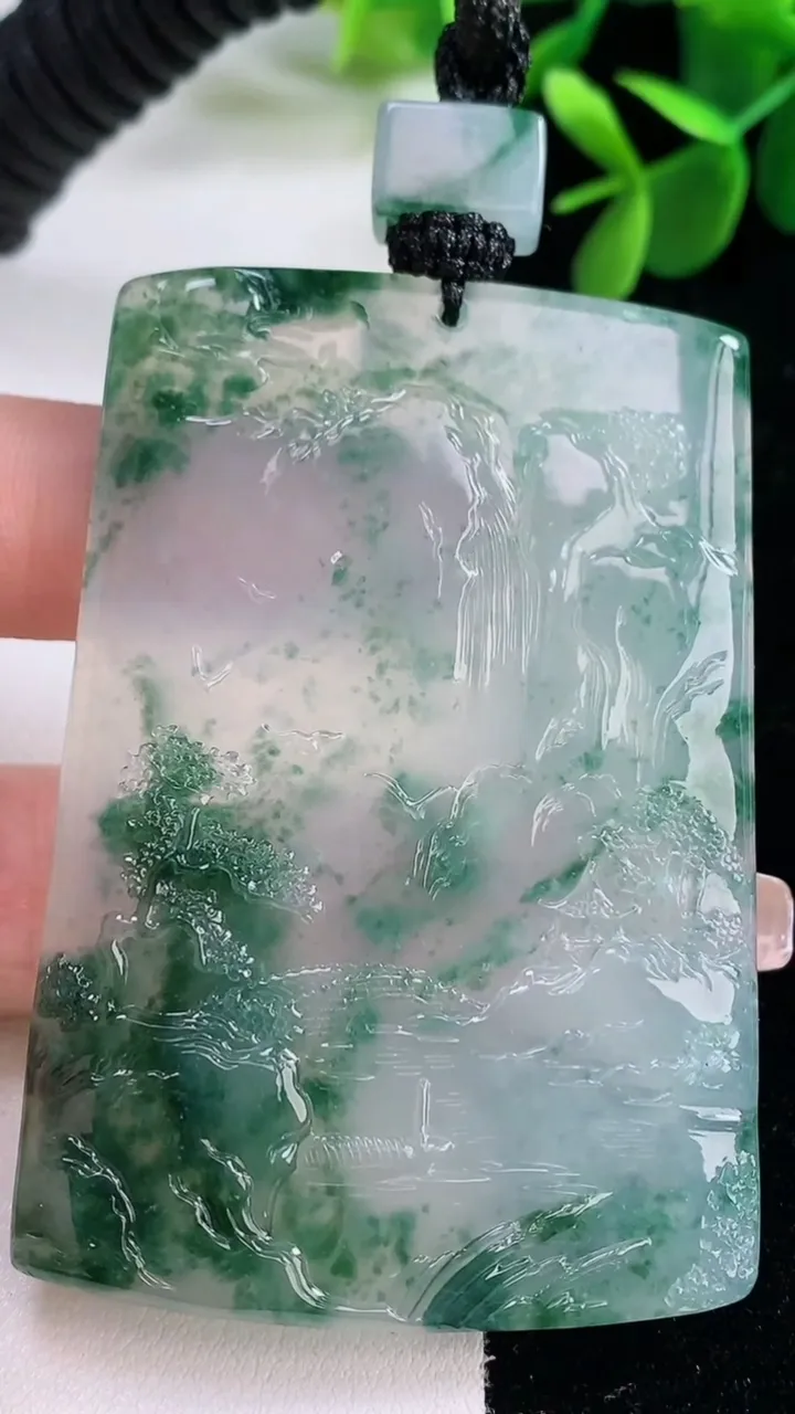 天然A货翡翠种飘花山水牌吊坠，尺寸66-45.2-4.8，重量:54.09g
12月26日