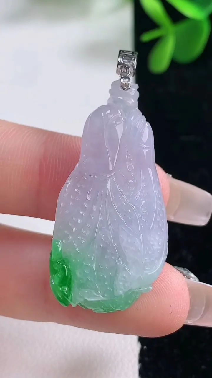 天然A货翡翠白菜吊坠，尺寸36.4-18.7-10，重量:9.85g
12月26日