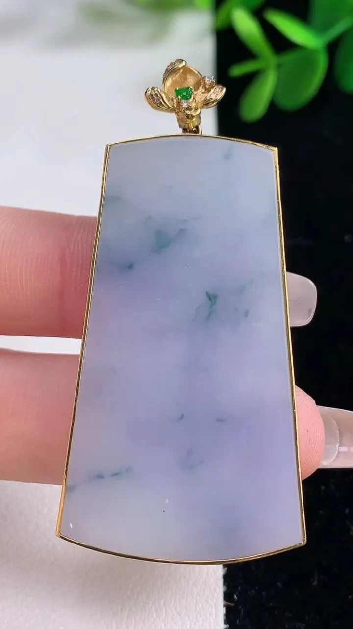 天然A货翡翠18K金紫罗兰无事牌吊坠，尺寸48.3-26.5-3.8，重量:16.63g
12月26