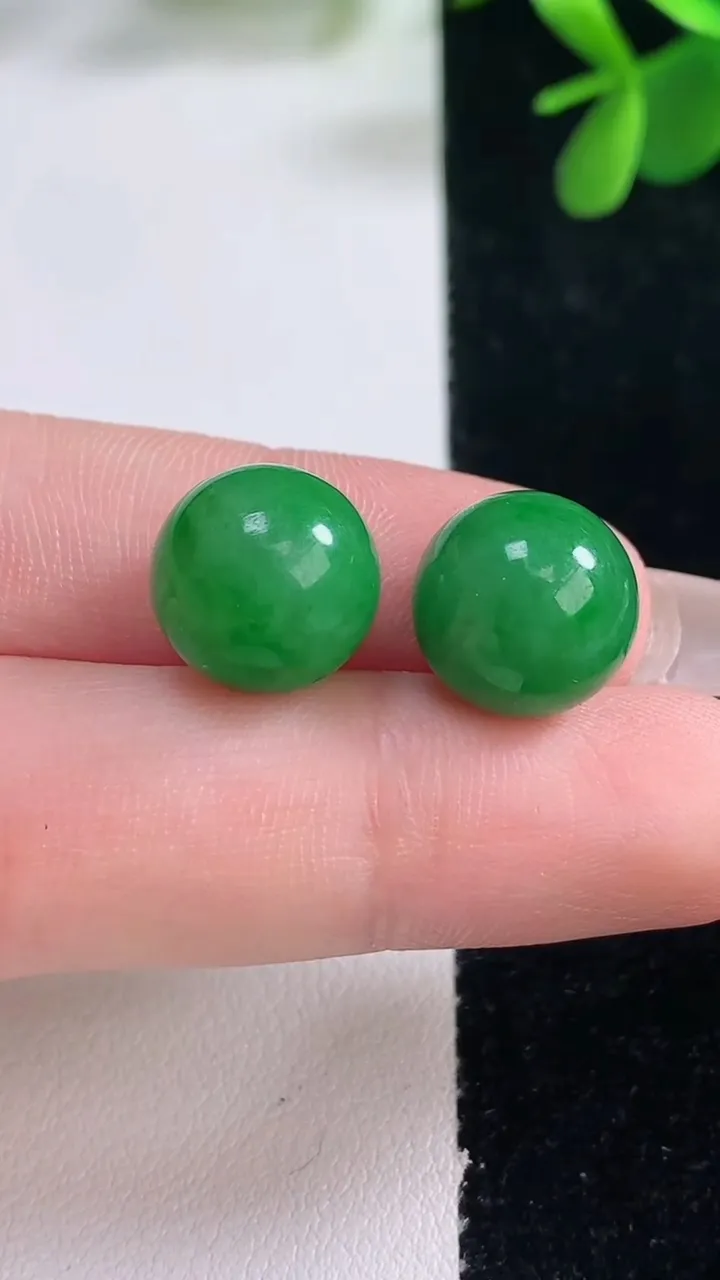 天然A货翡翠圆珠镶嵌件一对，尺寸12，重量:6.13g12月26日
工厂直销收藏佳品,种好水足，色泽均匀，有种有色，上手高大气！