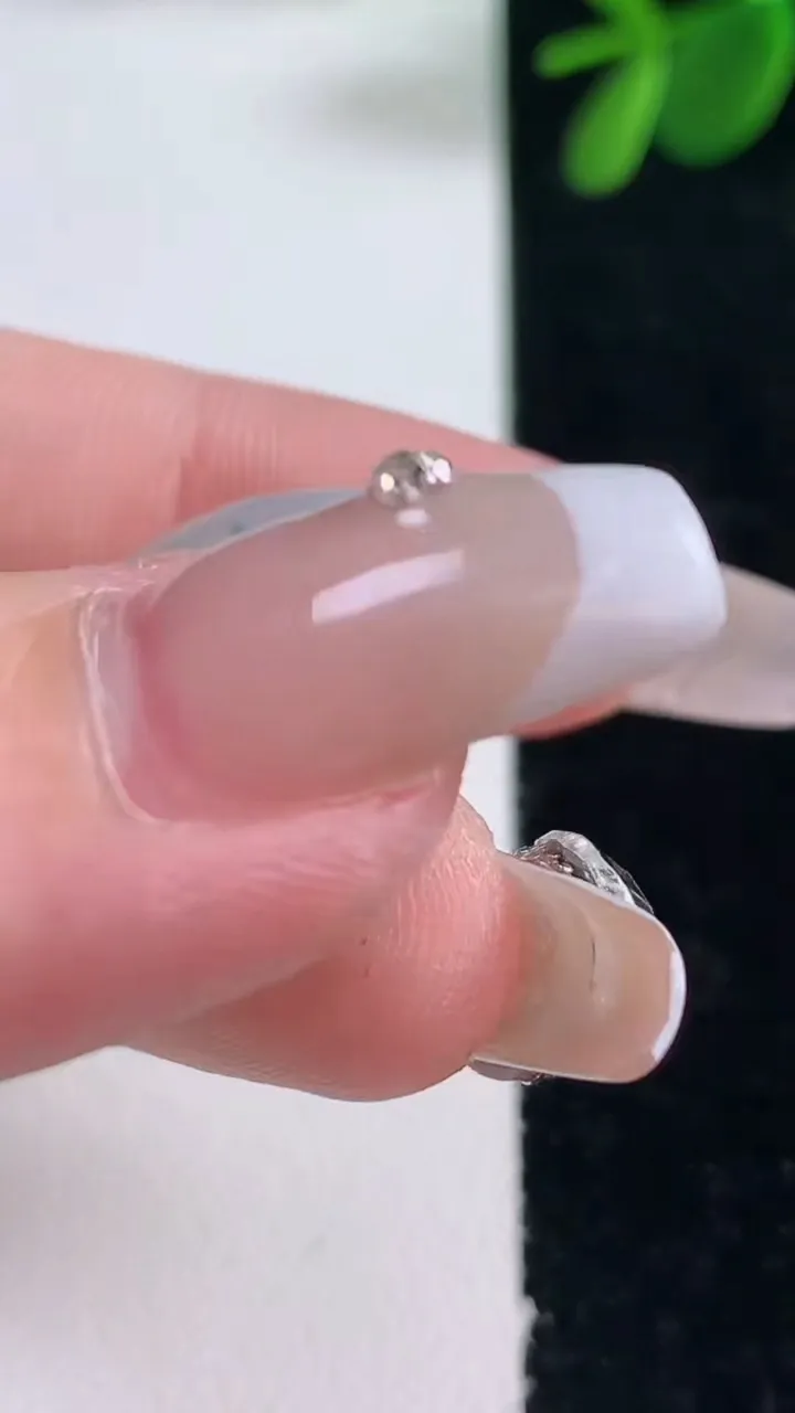 天然A货翡翠冰种飘花平安扣吊坠，尺寸21.5-5.7，重量:6.26g
12月26日