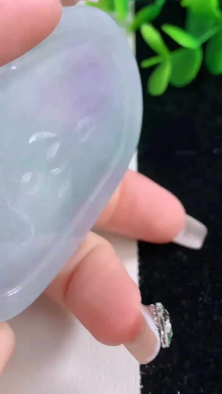 天然A货翡翠春带彩紫罗兰文殊菩萨吊坠，尺寸67.6-50.6-5.6，重量:43.08g
12月26日