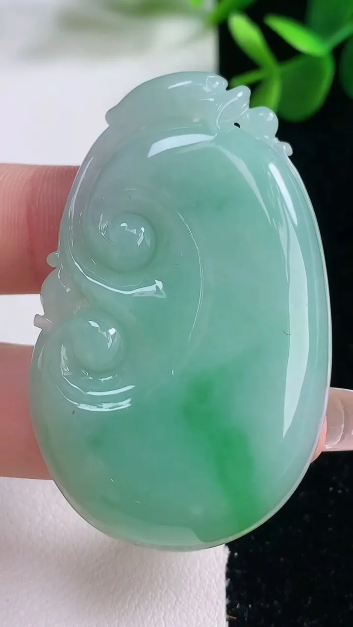 天然A货翡翠如意吊坠，尺寸53.2-33.3-6.7，重量:25.71g
12月26日