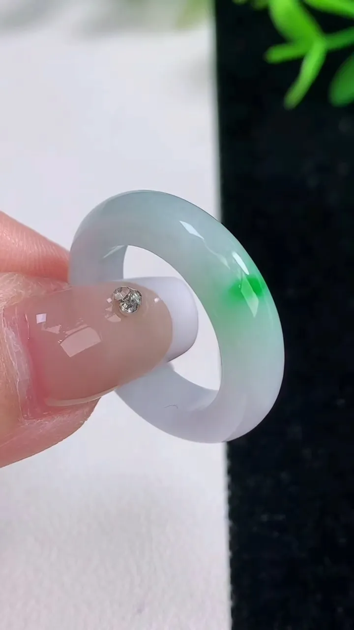 天然A货翡翠指环戒指，尺寸17.3-5.7-3.8，重量:4.70g2025年12月26日
工厂直销