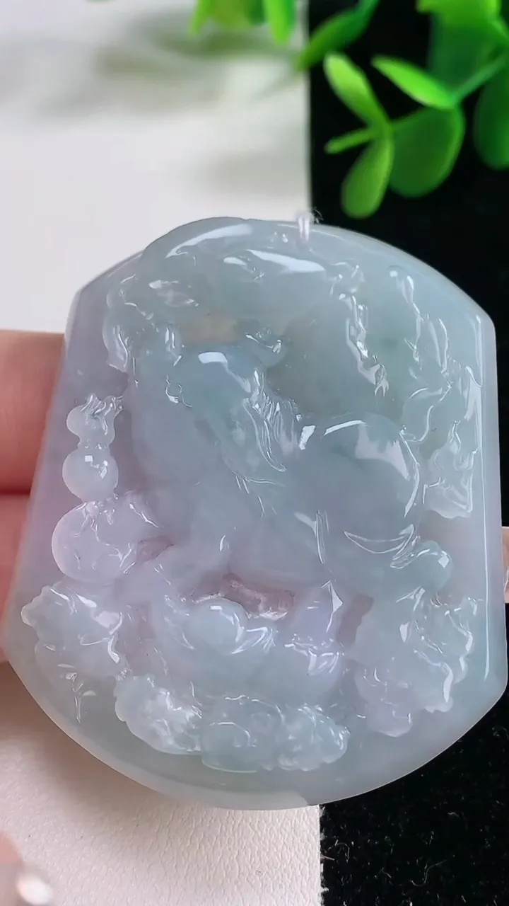 天然A货翡翠飘花生肖猪吊坠，尺寸54.4-45.3-5.8，重量:29.74g
12月26日