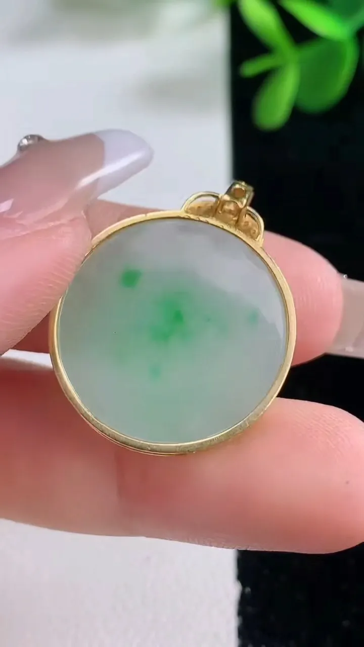 天然A货翡翠无事牌吊坠，尺寸22.3-3.8，重量:5.74g
12月26日