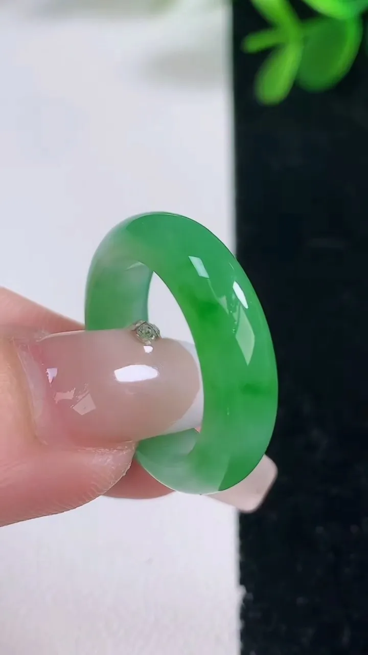 天然A货翡翠指环戒指，尺寸17.3-5.6-3.2，重量:4.19g2025年12月26日
工厂直销收藏佳品,种好水足，色泽均匀，有种有色，上手高大气！