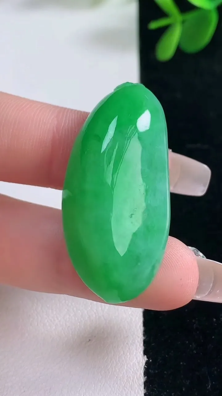 天然A货翡翠福瓜吊坠，尺寸39.6-18.5-12.6，重量:15.51g
12月26日