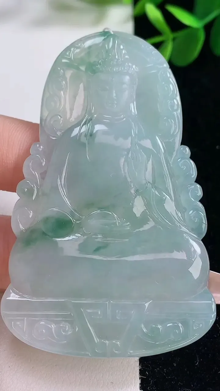 天然A货翡翠冰种飘花观音菩萨吊坠，尺寸70.7-43.7-5.5，重量:36.80g
12月26日