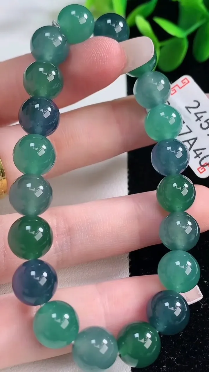 天然A货翡翠圆珠手串，尺寸9.8-20颗，重量:32.52g12月26日
工厂直销收藏佳品,种好水足，色泽均匀，有种有色，上手高大气！
