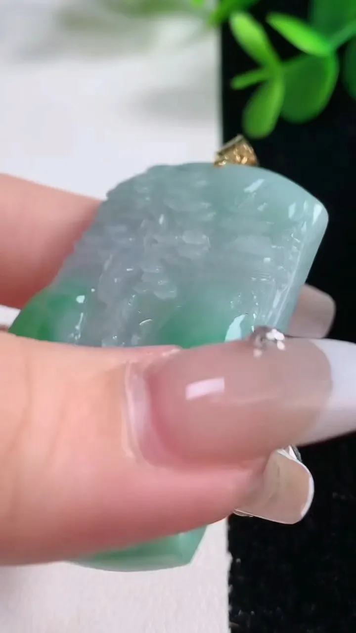 天然A货翡翠山水牌吊坠，尺寸49-35.7-5.9，重量:26.69g
12月26日