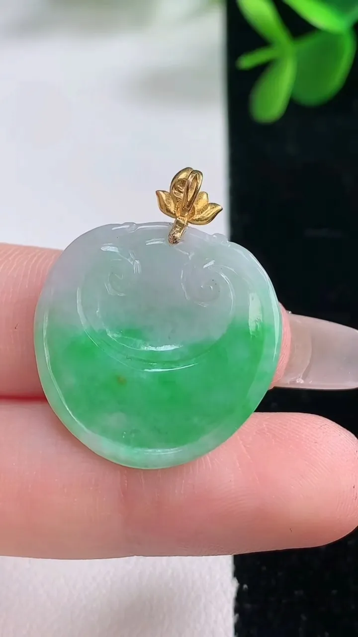 天然A货翡翠如意头吊坠，尺寸23-23.5-4.2，重量:4.43g
12月26日